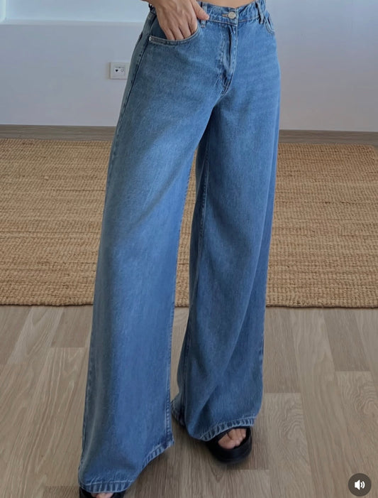 Loose Fit Wide-Leg Jeans
