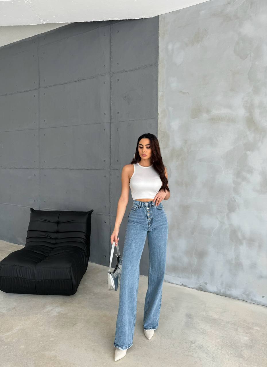 Buttoned wide leg jeans