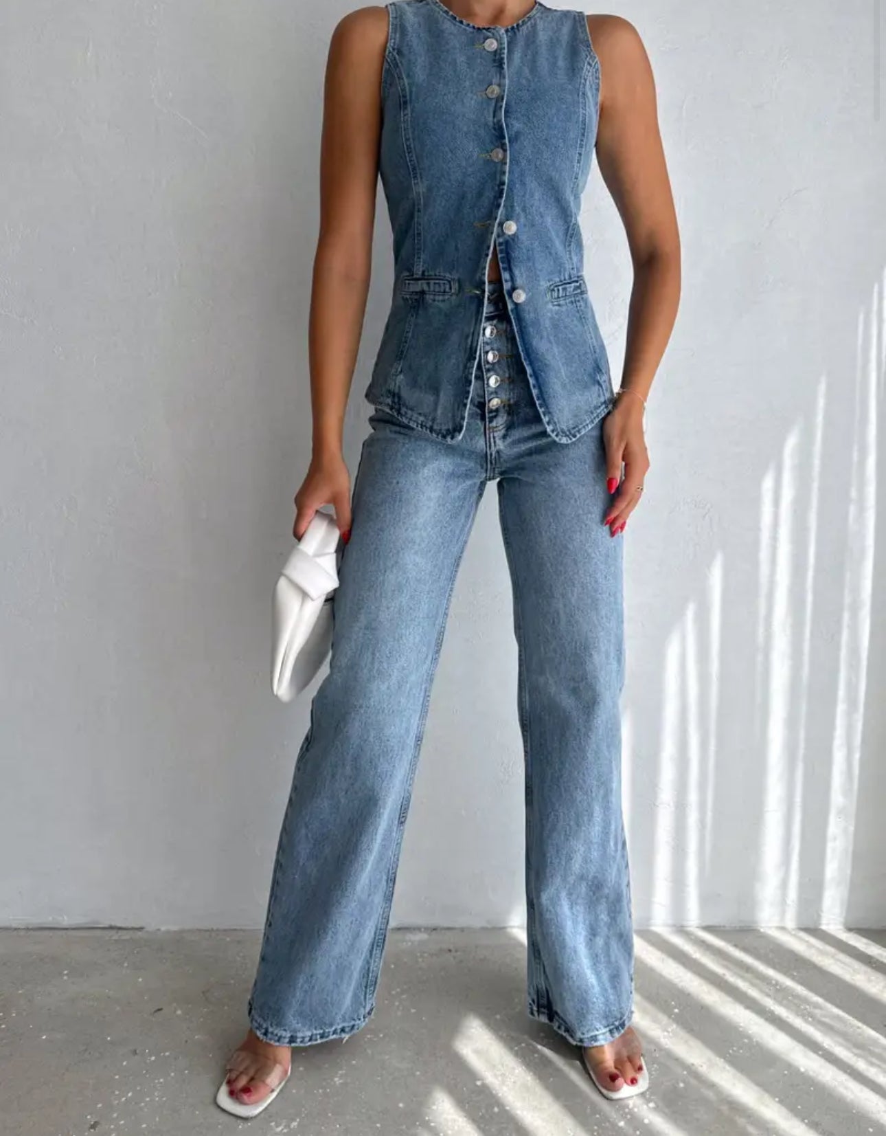 Buttoned wide leg jeans