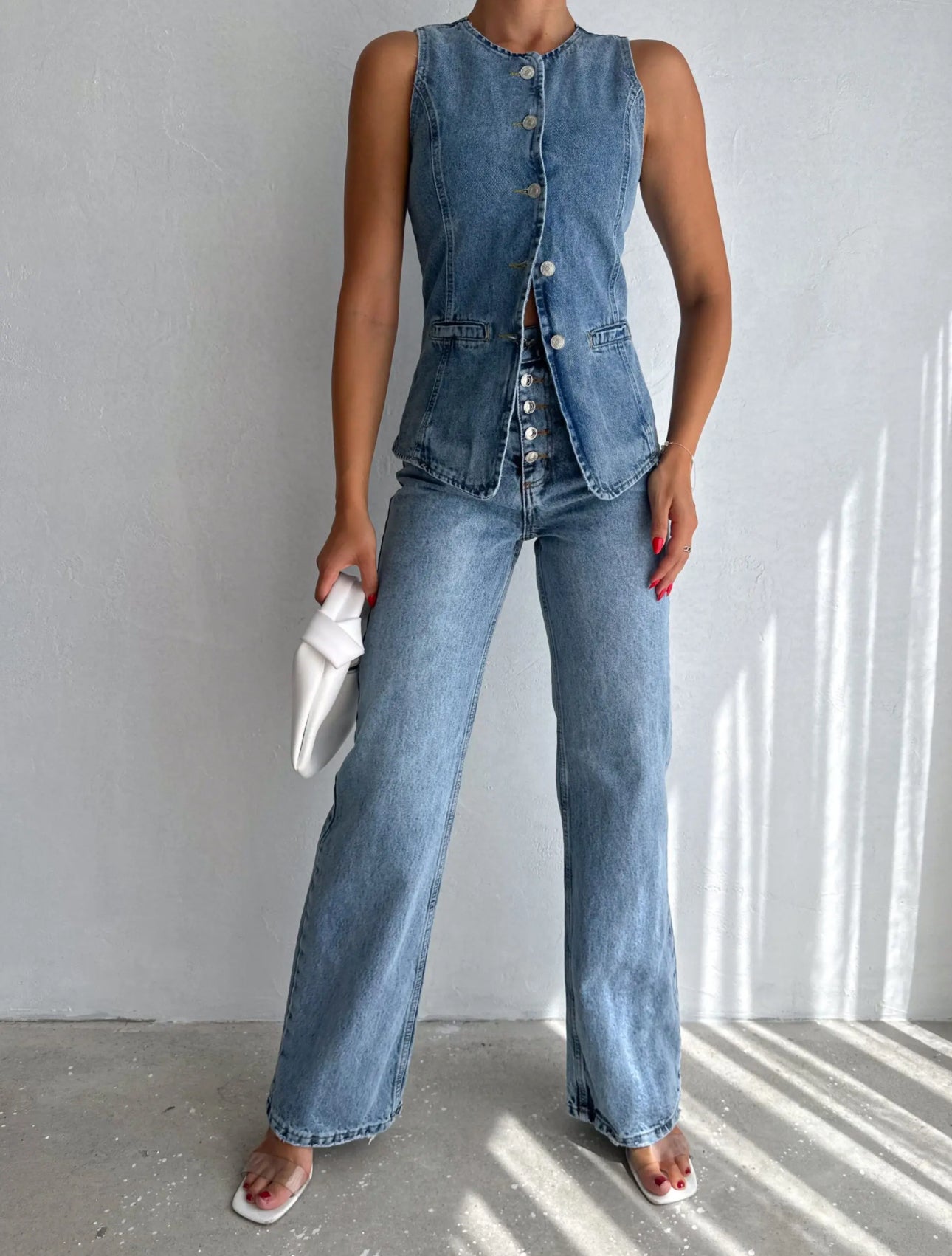 Buttoned wide leg jeans