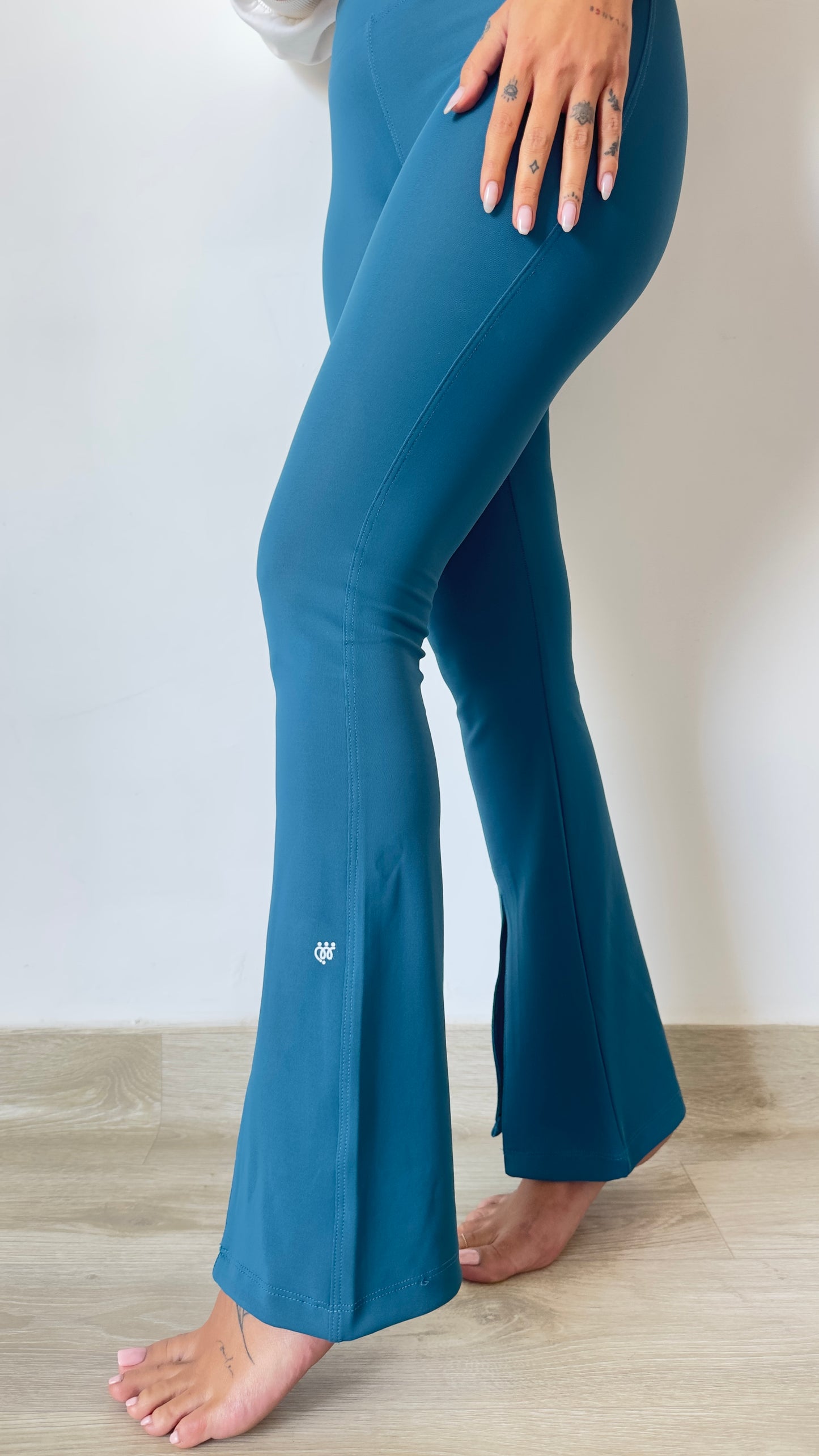 YogaLift Slit BootCut Leggings