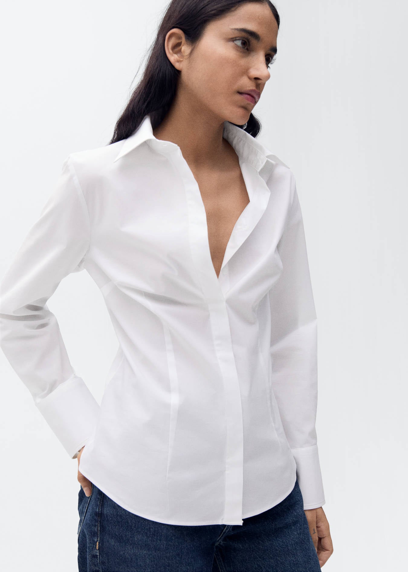 Fitted white basic shirt